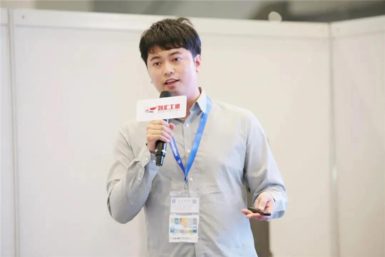 遼寧眾誠工業(yè)設(shè)備制造有限公司技術(shù)代表發(fā)表演講.jpg
