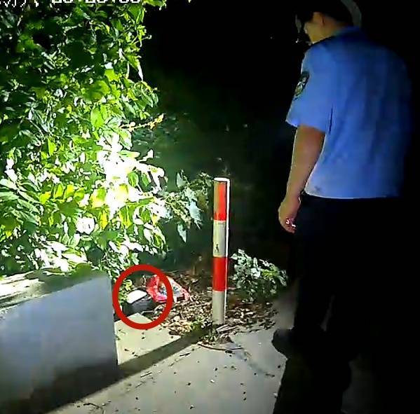 浙江一姑娘以奶茶為記號(hào)<strong></p>
<p>宏鑫機(jī)械設(shè)備有限公司
</strong>，竟然在草叢里藏了11萬(wàn)現(xiàn)金！:宏鑫機(jī)械設(shè)備有限公司
