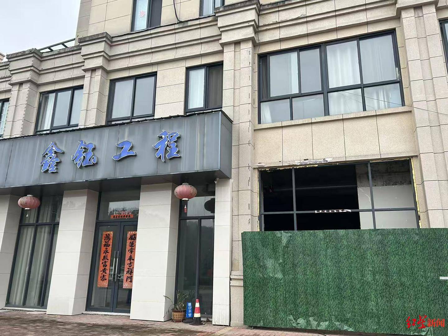 探訪“業(yè)主私挖近300平方米地下室”現(xiàn)場：被挖區(qū)域已回填至地面<strong></p>
<p>宏鑫機(jī)械設(shè)備有限公司
</strong>，涉案業(yè)主擔(dān)任多家公司高管:宏鑫機(jī)械設(shè)備有限公司
