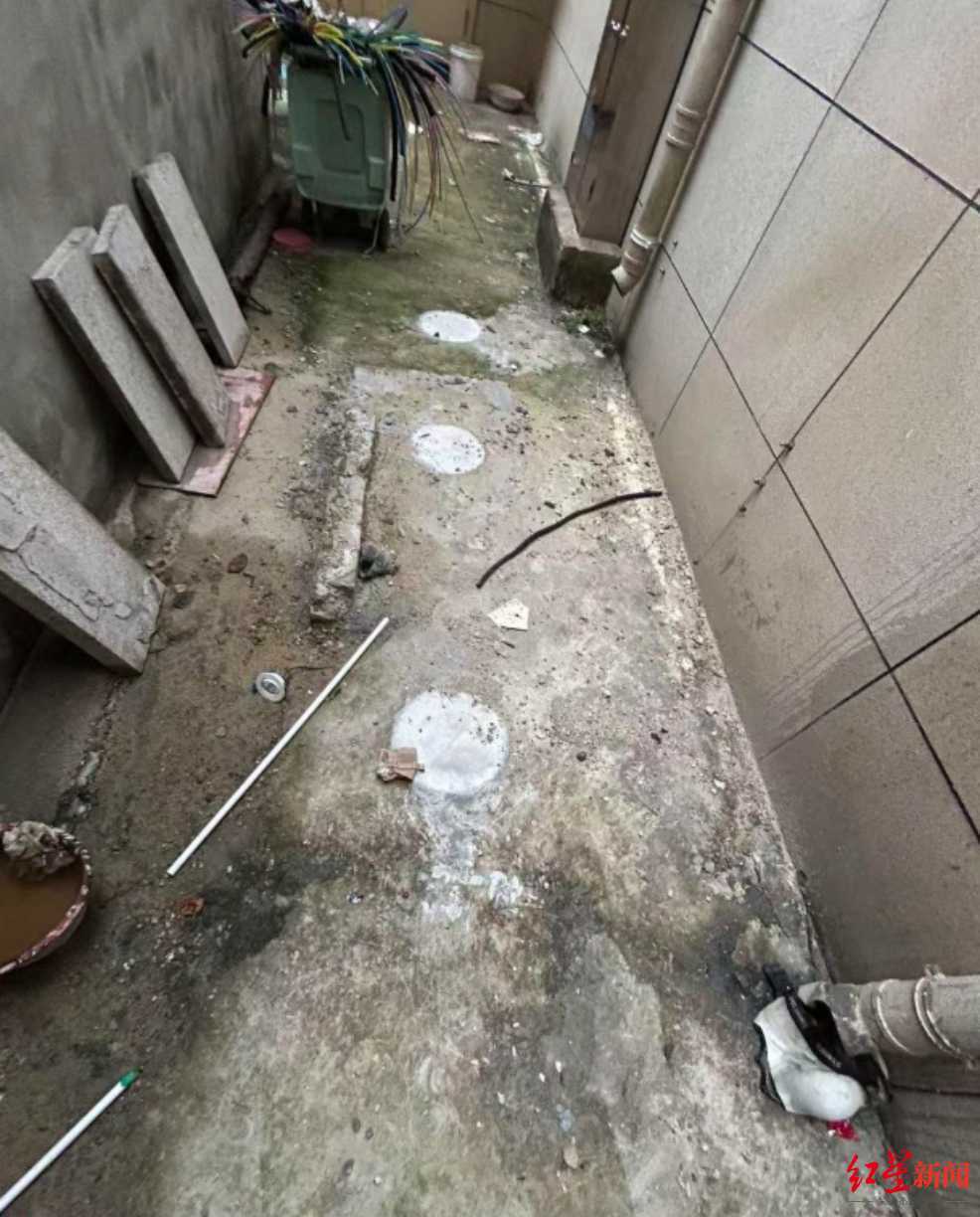 探訪“業(yè)主私挖近300平方米地下室”現(xiàn)場：被挖區(qū)域已回填至地面<strong></p>
<p>宏鑫機(jī)械設(shè)備有限公司
</strong>，涉案業(yè)主擔(dān)任多家公司高管:宏鑫機(jī)械設(shè)備有限公司
