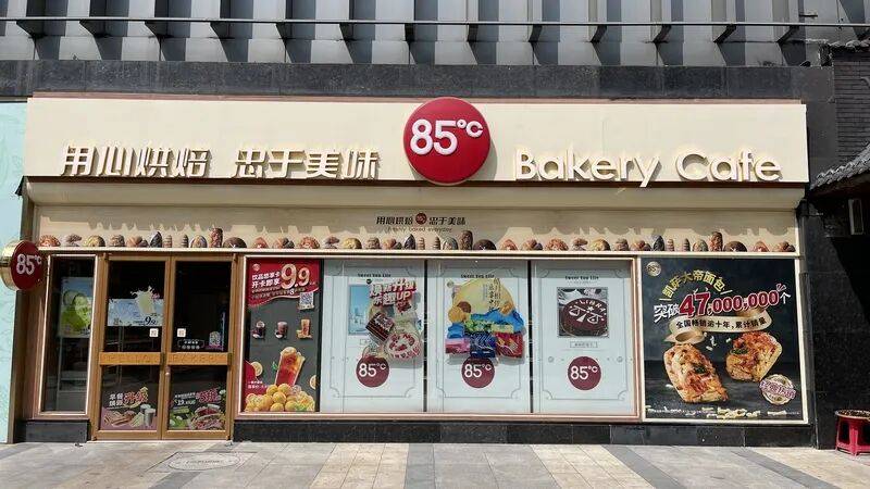 1年關(guān)閉超80家門店！曾火到擠不進<strong></p>
<p>宏鑫機械設(shè)備有限公司
</strong>，知名品牌回應:宏鑫機械設(shè)備有限公司
