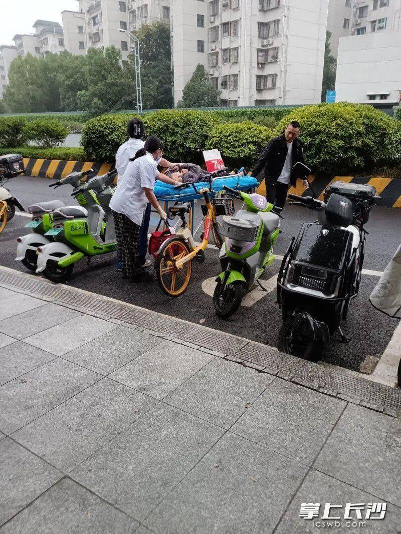 事發(fā)湖南烈士公園！80多歲老人不慎落湖<strong></p>
<p>宏鑫機(jī)械設(shè)備有限公司
</strong>，眾多市民合力救助:宏鑫機(jī)械設(shè)備有限公司
