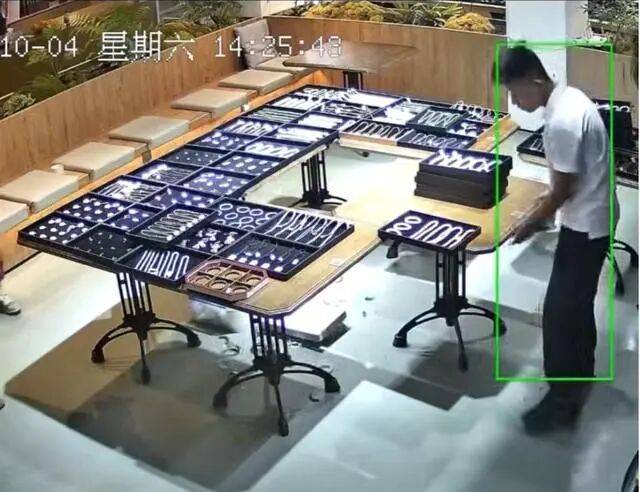 蘇州一20歲店員不小心摔碎一盒玉鐲損失百萬<strong></p>
<p>宏鑫機械設(shè)備有限公司
</strong>，老板未要賠償安慰小伙別有壓力:宏鑫機械設(shè)備有限公司
