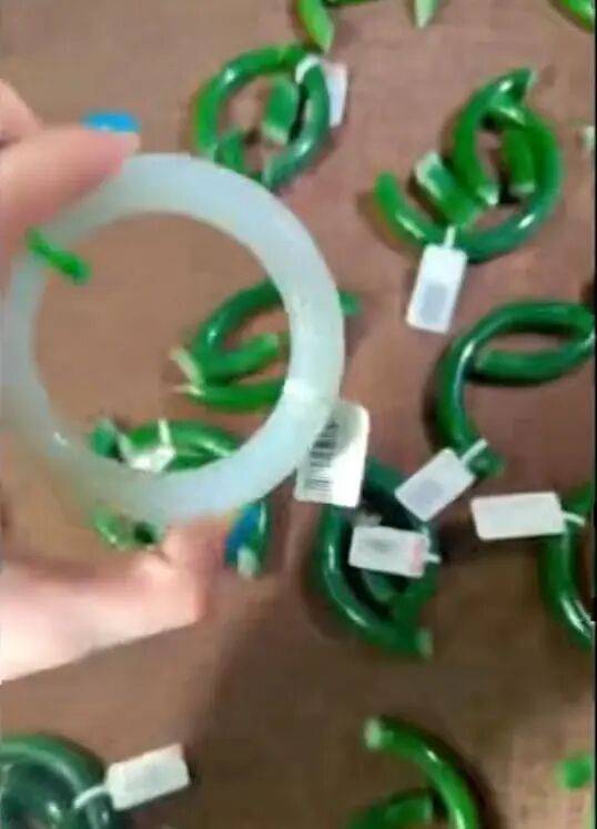 蘇州一20歲店員不小心摔碎一盒玉鐲損失百萬<strong></p>
<p>宏鑫機械設(shè)備有限公司
</strong>，老板未要賠償安慰小伙別有壓力:宏鑫機械設(shè)備有限公司
