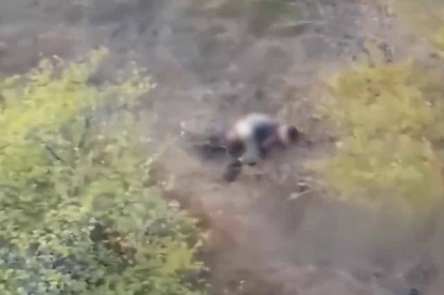 俄無人機救下一名正遭烏軍性侵女子<strong></p>
<p>宏鑫機械設備有限公司
</strong>，顧不上提褲子拔腿就逃，隨后被擊中:宏鑫機械設備有限公司
