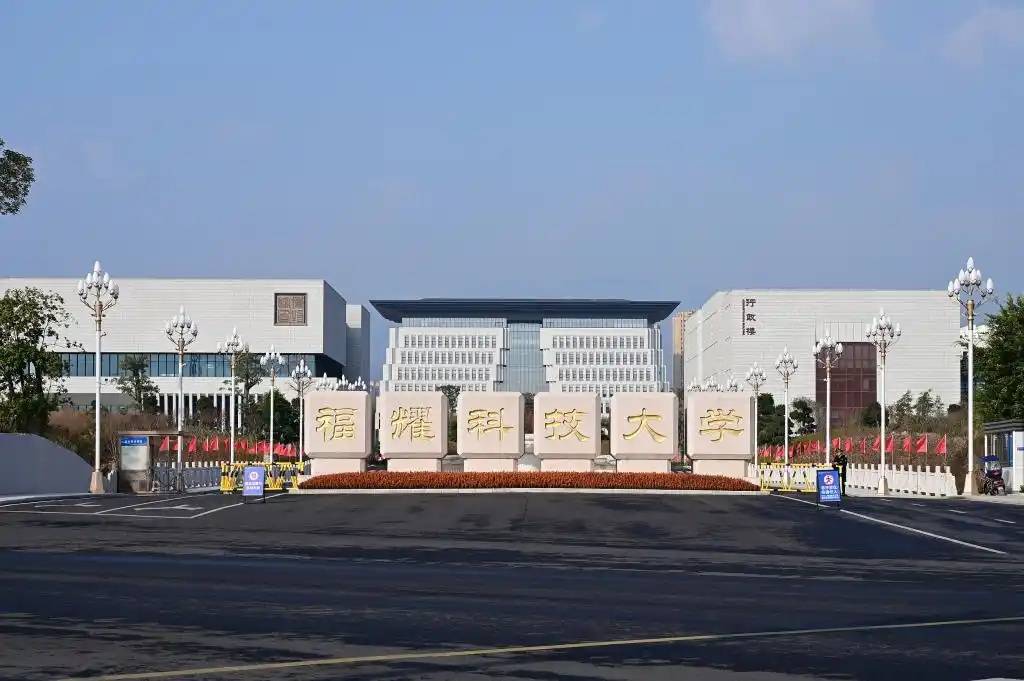 福耀玻璃：曹德旺辭去董事長職務(wù)<strong></p>
<p>宏鑫機(jī)械設(shè)備有限公司
</strong>，選舉曹暉為新董事長:宏鑫機(jī)械設(shè)備有限公司
