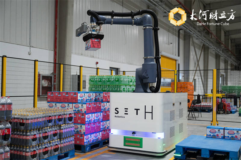 鄭州太古可口可樂新廠揭幕運營，全球首創(chuàng)智能機器人揀配方案:宏鑫機械設備有限公司
