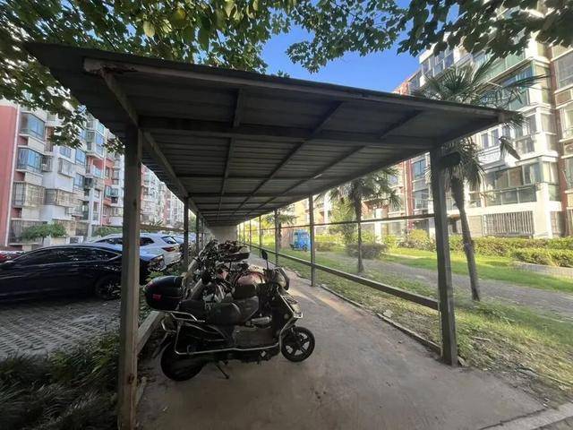 上海居民投訴后傻眼：只拆了一半！小區(qū)綠化被大量鐵皮房霸占<strong></p>
<p>宏鑫機械設備有限公司
</strong>，還有人??？居民直指小區(qū)公共收益疑云:宏鑫機械設備有限公司
