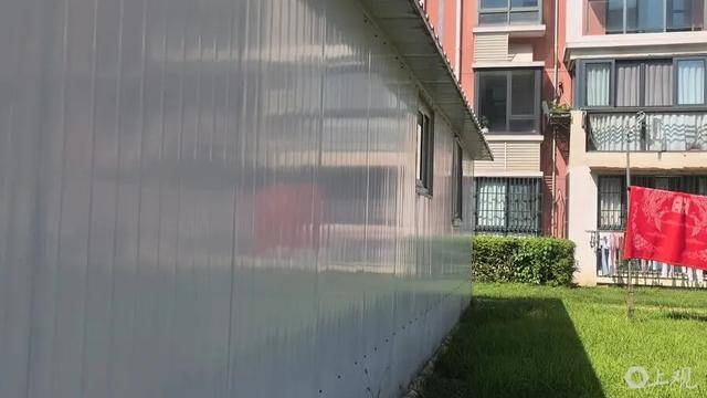 上海居民投訴后傻眼：只拆了一半！小區(qū)綠化被大量鐵皮房霸占<strong></p>
<p>宏鑫機械設備有限公司
</strong>，還有人??？居民直指小區(qū)公共收益疑云:宏鑫機械設備有限公司
