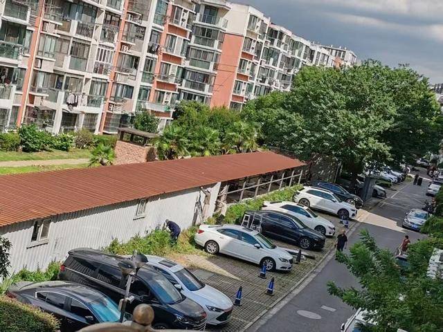 上海居民投訴后傻眼：只拆了一半！小區(qū)綠化被大量鐵皮房霸占<strong></p>
<p>宏鑫機械設備有限公司
</strong>，還有人住？居民直指小區(qū)公共收益疑云:宏鑫機械設備有限公司
