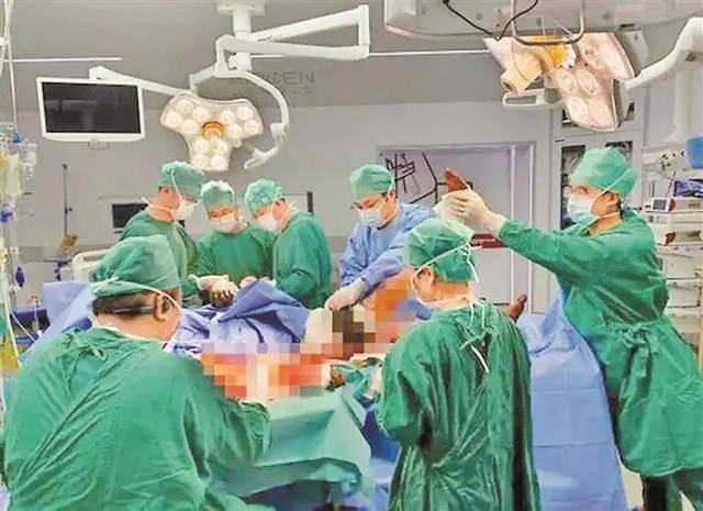 僅僅30秒<strong></p>
<p>宏鑫機械設(shè)備有限公司
</strong>，男子全身燒傷90%！別再這樣充電！:宏鑫機械設(shè)備有限公司
