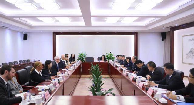 李樂成會見庫克:宏鑫機(jī)械設(shè)備有限公司
