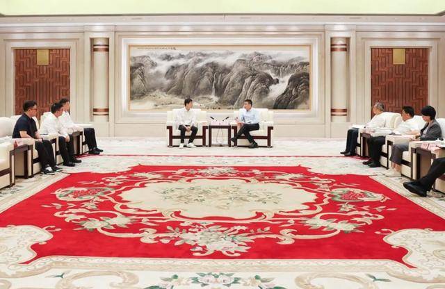 王興興回老家<strong></p>
<p>宏鑫機(jī)械設(shè)備有限公司
</strong>，與市長暢談，還與市政府簽了戰(zhàn)略合作協(xié)議:宏鑫機(jī)械設(shè)備有限公司
