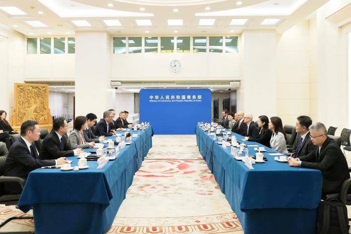 商務(wù)部部長王文濤會見蘋果公司首席執(zhí)行官庫克:宏鑫機械設(shè)備有限公司
