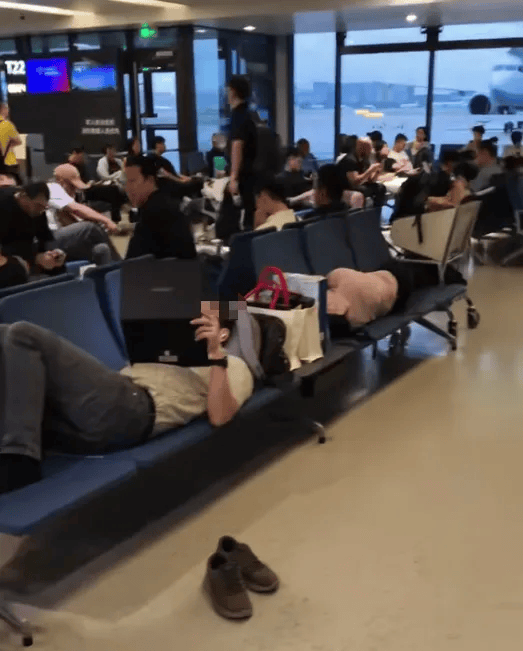 2名外國人在上海虹橋國際機場候機室躺臥<strong></p>
<p>宏鑫機械設(shè)備有限公司
</strong>，占用6個座位，機場回應(yīng):宏鑫機械設(shè)備有限公司
