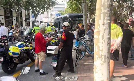 上海警方通報(bào)：男子故意多次急剎<strong></p>
<p>宏鑫機(jī)械設(shè)備有限公司
</strong>，致公交車撞樹(shù)，兩名乘客受傷，行拘！:宏鑫機(jī)械設(shè)備有限公司
