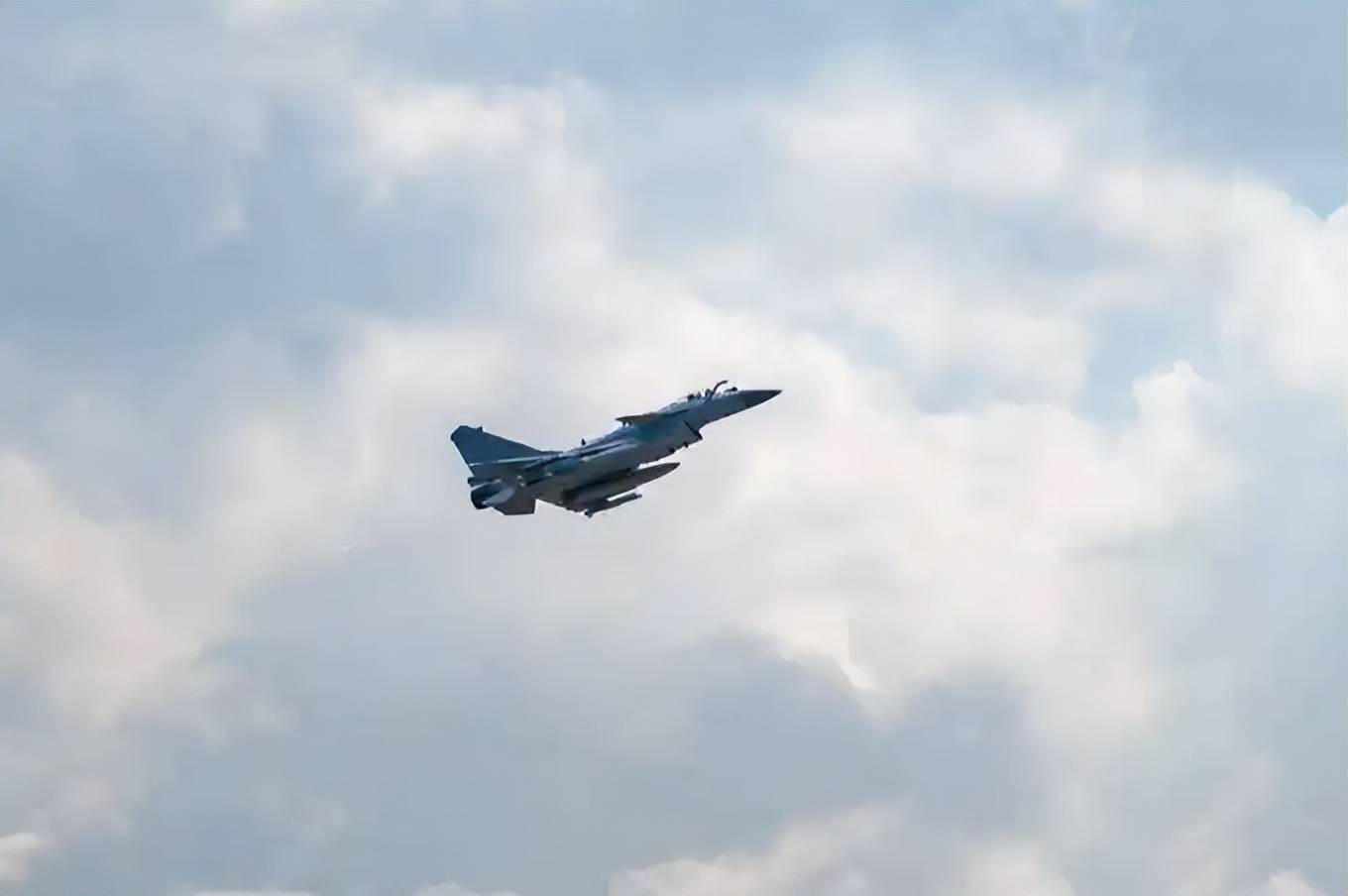 中國(guó)殲-10C機(jī)群飛越紅海<strong></p>
<p>宏鑫機(jī)械設(shè)備有限公司
</strong>，西方雷達(dá)竟毫無(wú)反應(yīng)！印尼馬上宣布采購(gòu)42架:宏鑫機(jī)械設(shè)備有限公司
