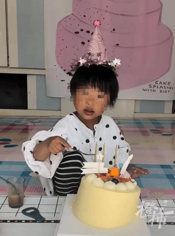 遼寧4歲失聯(lián)女童已被找到<strong></p>
<p>宏鑫機(jī)械設(shè)備有限公司
</strong>，當(dāng)?shù)劓?zhèn)長：溝壑中發(fā)現(xiàn)，距離失聯(lián)地直線約1500米左右！警方通報(bào):宏鑫機(jī)械設(shè)備有限公司
