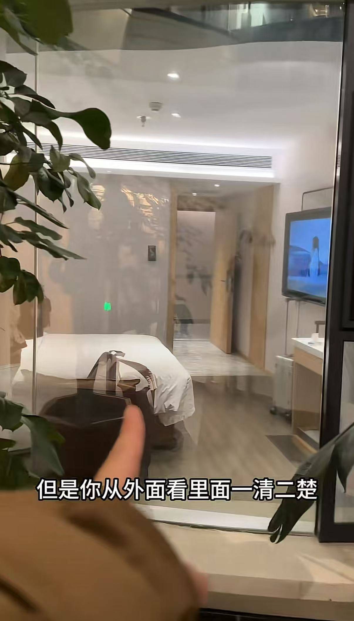 女子延吉住酒店發(fā)現(xiàn)落地窗室內(nèi)看不到外面<strong></p>
<p>宏鑫機(jī)械設(shè)備有限公司
</strong>，室外高清觀看室內(nèi)？工作人員：是單向膜:宏鑫機(jī)械設(shè)備有限公司
