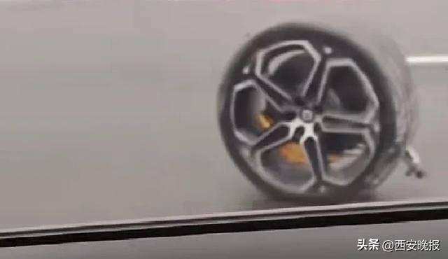 武漢一小米SU7失控撞倒護欄<strong></p>
<p>宏鑫機械設備有限公司
</strong>，沖向對面車道，左前輪車軸斷裂輪胎脫落10米開外，小米回應:宏鑫機械設備有限公司
