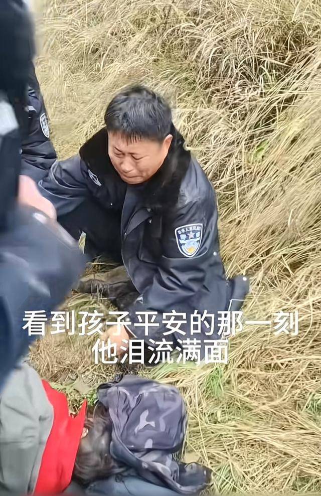 遼寧4歲女童被找到后<strong></p>
<p>宏鑫機(jī)械設(shè)備有限公司
</strong>，一身泥濘的派出所所長(zhǎng)坐地心疼直哭，民警：這是咱們的本職工作:宏鑫機(jī)械設(shè)備有限公司

