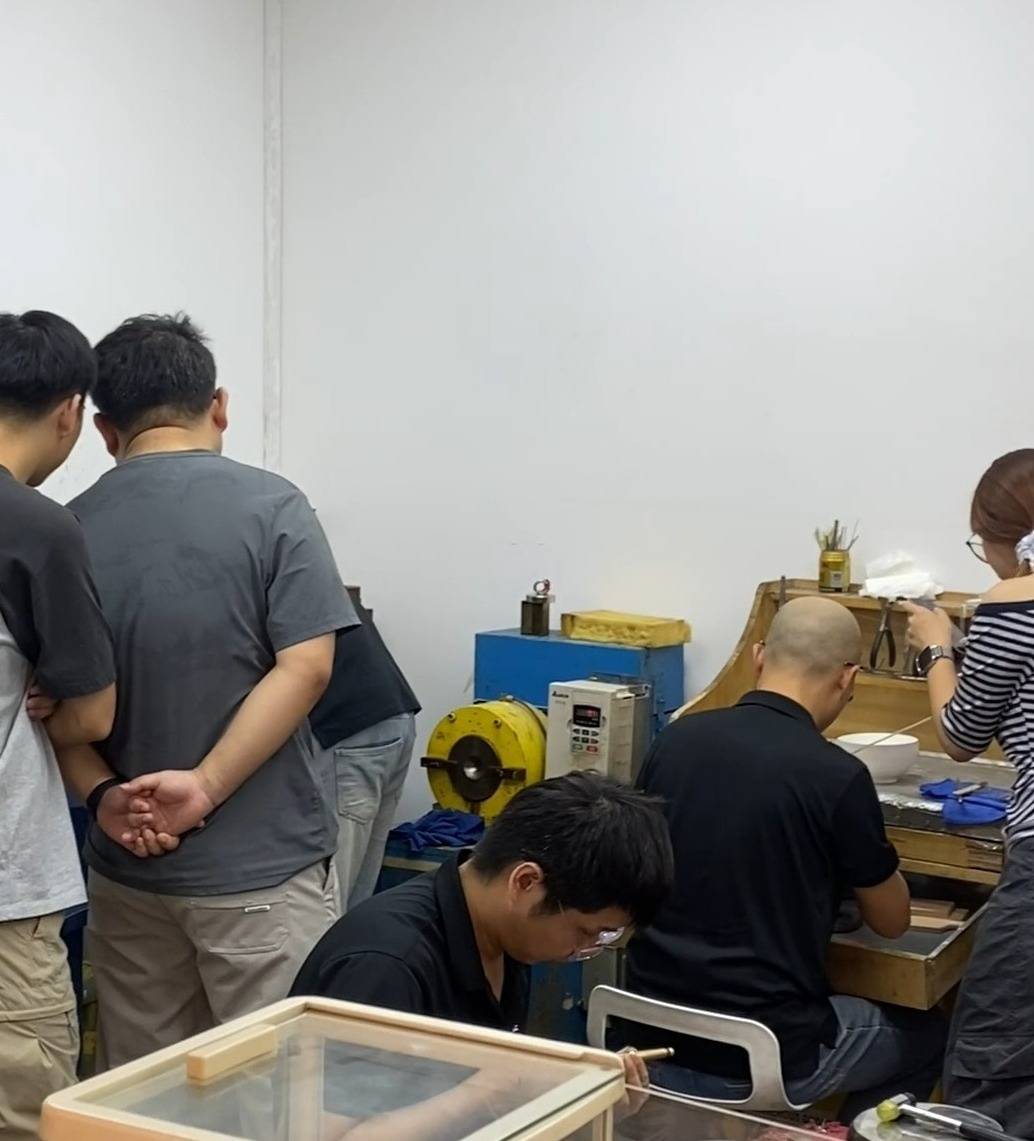 金價(jià)暴漲后打金店客流增加：有新人結(jié)婚用“金包銀”當(dāng)平替省下5萬，有人用舊金翻新款式:宏鑫機(jī)械設(shè)備有限公司
