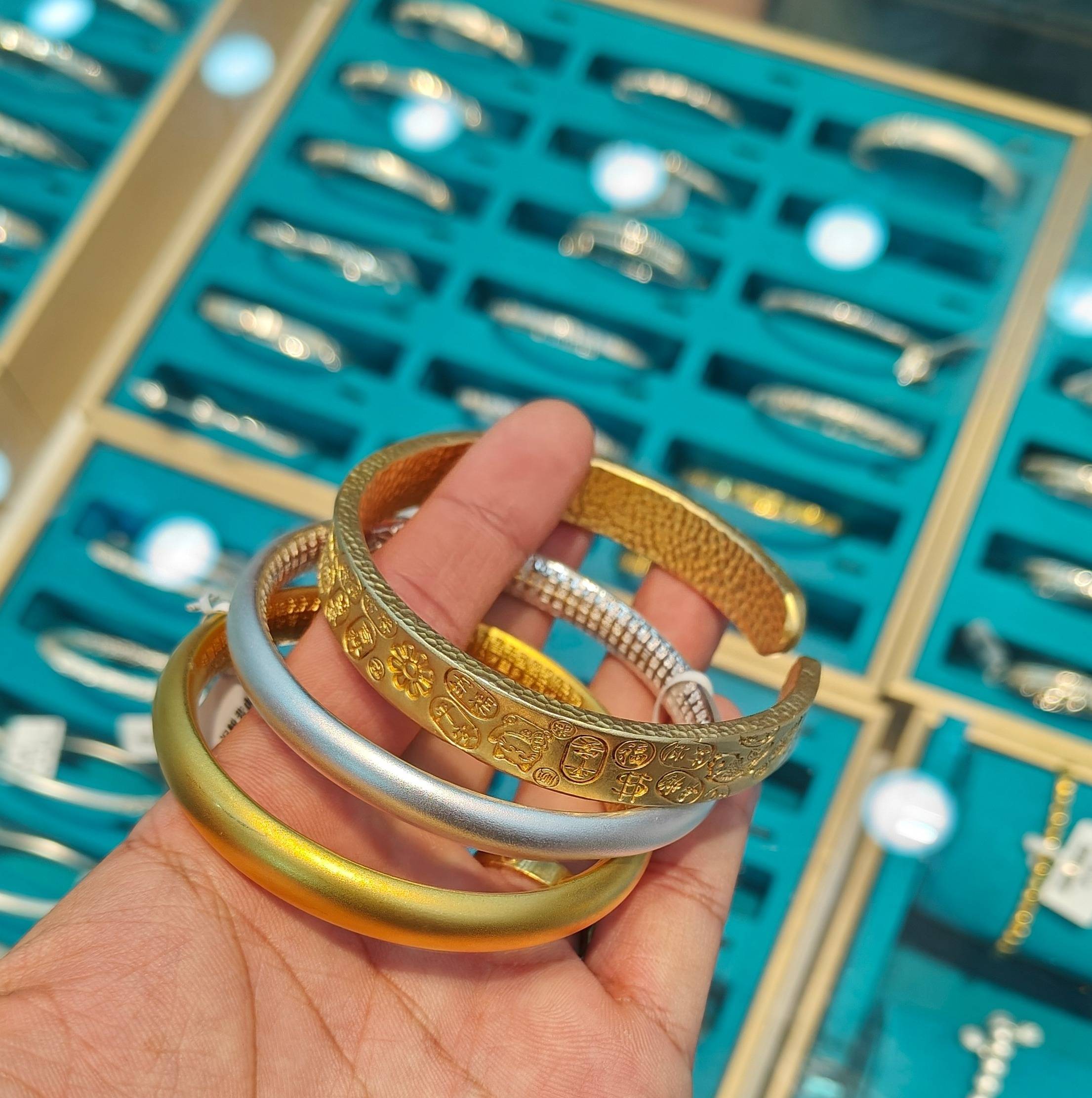 金價(jià)暴漲后打金店客流增加：有新人結(jié)婚用“金包銀”當(dāng)平替省下5萬<strong></p>
<p>宏鑫機(jī)械設(shè)備有限公司
</strong>，有人用舊金翻新款式:宏鑫機(jī)械設(shè)備有限公司
