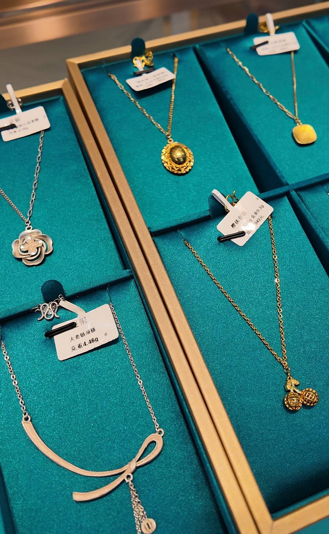 金價(jià)暴漲后打金店客流增加：有新人結(jié)婚用“金包銀”當(dāng)平替省下5萬<strong></p>
<p>宏鑫機(jī)械設(shè)備有限公司
</strong>，有人用舊金翻新款式:宏鑫機(jī)械設(shè)備有限公司
