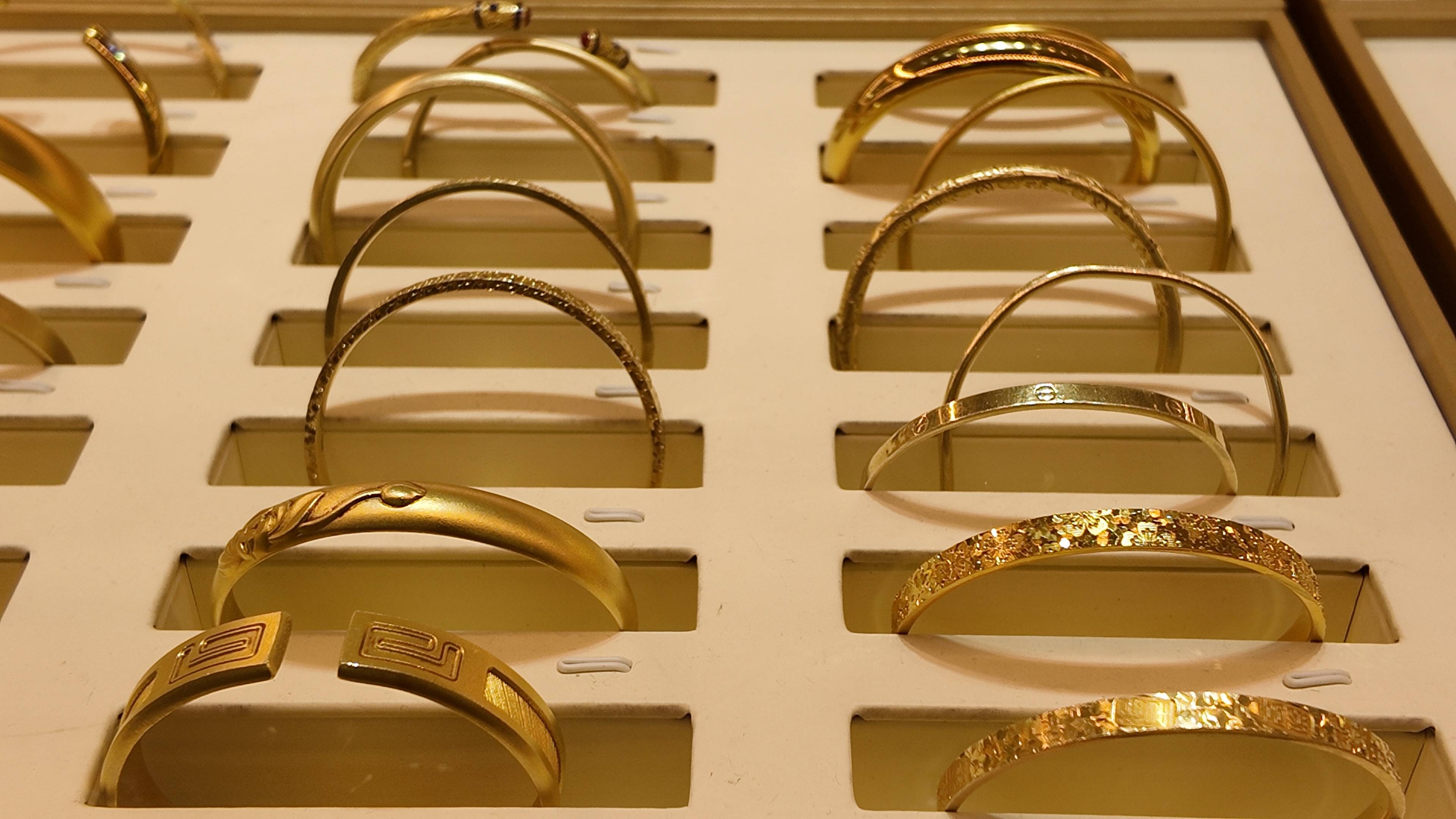 金價(jià)暴漲后打金店客流增加：有新人結(jié)婚用“金包銀”當(dāng)平替省下5萬<strong></p>
<p>宏鑫機(jī)械設(shè)備有限公司
</strong>，有人用舊金翻新款式:宏鑫機(jī)械設(shè)備有限公司
