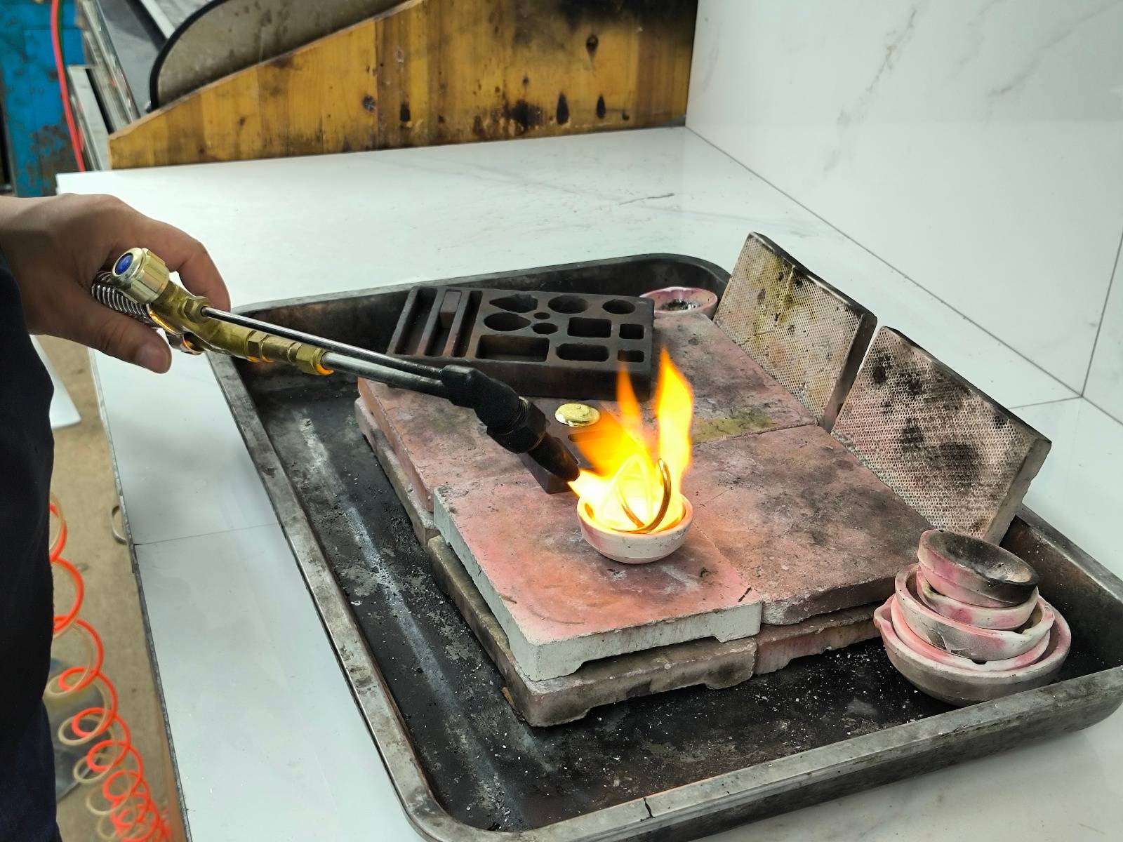 金價(jià)暴漲后打金店客流增加：有新人結(jié)婚用“金包銀”當(dāng)平替省下5萬<strong></p>
<p>宏鑫機(jī)械設(shè)備有限公司
</strong>，有人用舊金翻新款式:宏鑫機(jī)械設(shè)備有限公司
