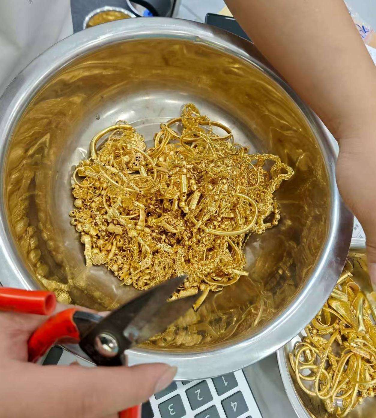 金價(jià)暴漲后打金店客流增加：有新人結(jié)婚用“金包銀”當(dāng)平替省下5萬<strong></p>
<p>宏鑫機(jī)械設(shè)備有限公司
</strong>，有人用舊金翻新款式:宏鑫機(jī)械設(shè)備有限公司
