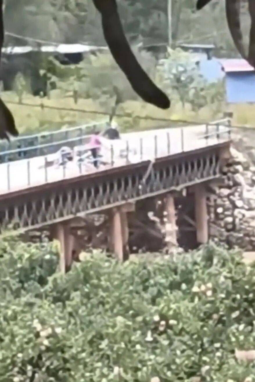 甘肅天水垃圾車往渭河傾倒垃圾<strong></p>
<p>宏鑫機械設(shè)備有限公司
</strong>，村民稱河里漲水，大橋無監(jiān)控，鎮(zhèn)政府：正在調(diào)查處理:宏鑫機械設(shè)備有限公司
