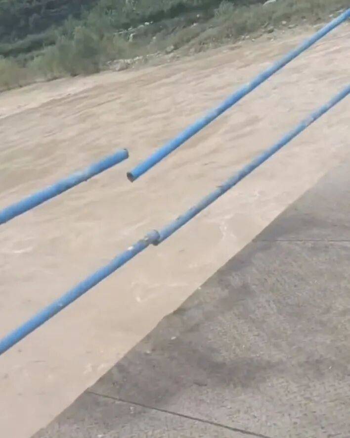 甘肅天水垃圾車往渭河傾倒垃圾<strong></p>
<p>宏鑫機械設(shè)備有限公司
</strong>，村民稱河里漲水，大橋無監(jiān)控，鎮(zhèn)政府：正在調(diào)查處理:宏鑫機械設(shè)備有限公司
