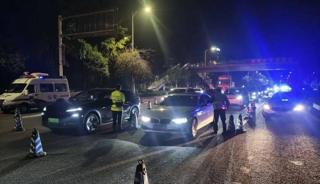 重拳出擊！重慶公安交管部門全面啟動(dòng)酒駕醉駕集中整治<strong></p>
<p>宏鑫機(jī)械設(shè)備有限公司
</strong>，多舉措筑牢道路交通安全防線:宏鑫機(jī)械設(shè)備有限公司
