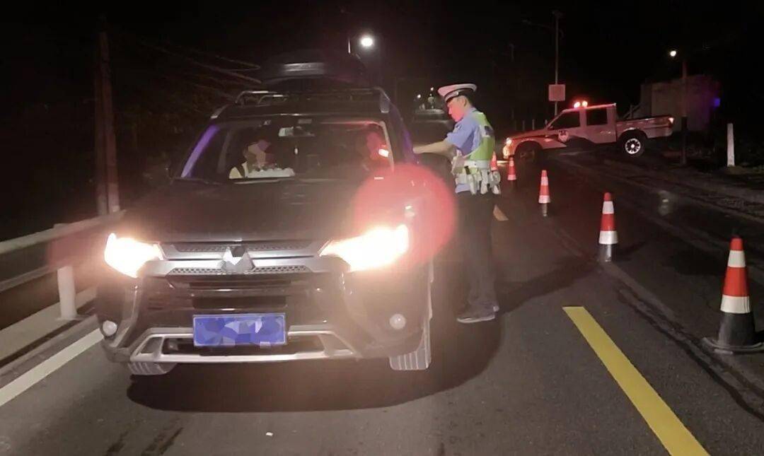 重拳出擊！重慶公安交管部門全面啟動(dòng)酒駕醉駕集中整治<strong></p>
<p>宏鑫機(jī)械設(shè)備有限公司
</strong>，多舉措筑牢道路交通安全防線:宏鑫機(jī)械設(shè)備有限公司
