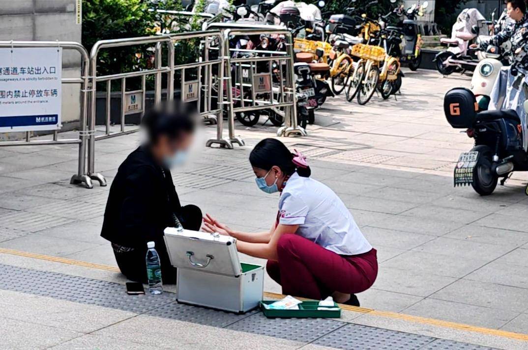 武漢地鐵出入口的一幕:十分鐘按摩得到一個(gè)深深擁抱:宏鑫機(jī)械設(shè)備有限公司