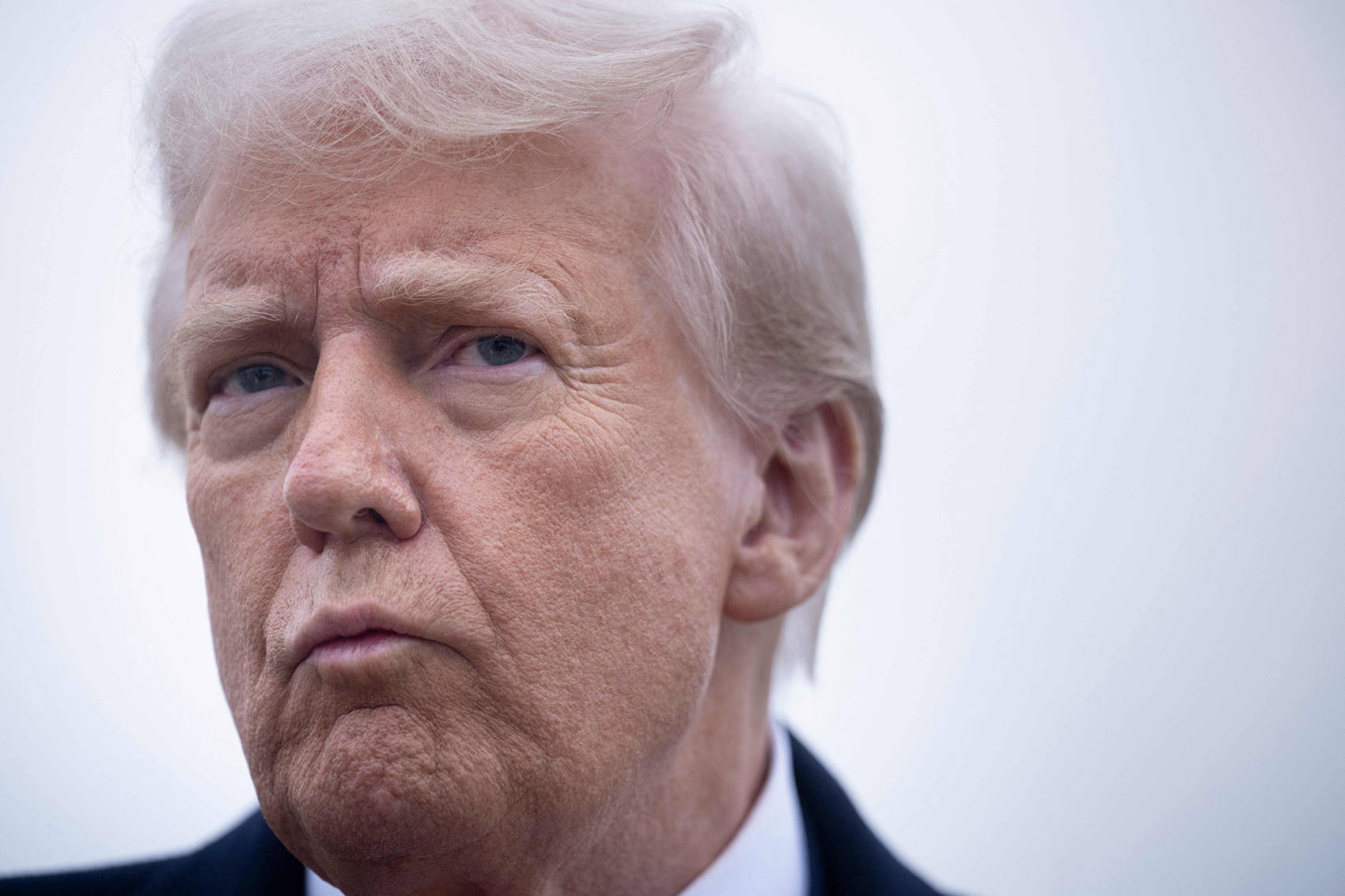 最新！特朗普簽署行政令，對(duì)進(jìn)口中型和重型卡車(chē)征收25%關(guān)稅，還將對(duì)這類(lèi)車(chē)征收10%的關(guān)稅:宏鑫機(jī)械設(shè)備有限公司
