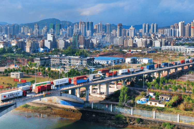 廣西東興國(guó)企總經(jīng)理被指“出軌抓現(xiàn)行”<strong></p>
<p>宏鑫機(jī)械設(shè)備有限公司
</strong>，已免職！9月曾現(xiàn)身:宏鑫機(jī)械設(shè)備有限公司
