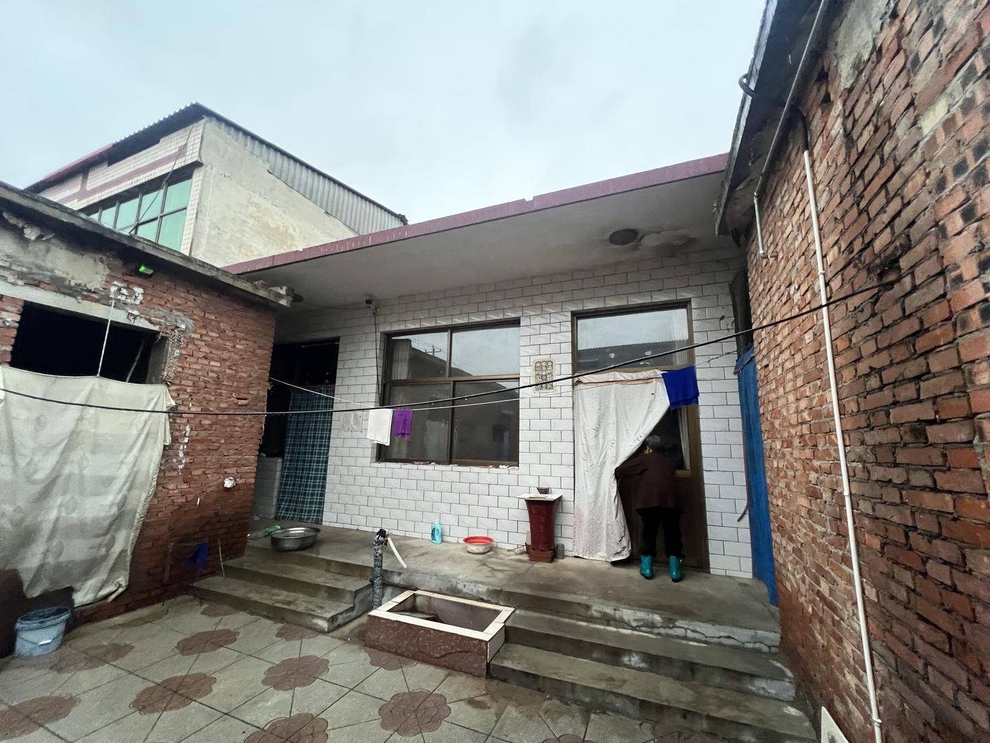 妻子患癌去世前被三次起訴離婚<strong></p>
<p>宏鑫機(jī)械設(shè)備有限公司
</strong>，前夫遺棄罪因證據(jù)不足被駁回｜在場(chǎng):宏鑫機(jī)械設(shè)備有限公司
