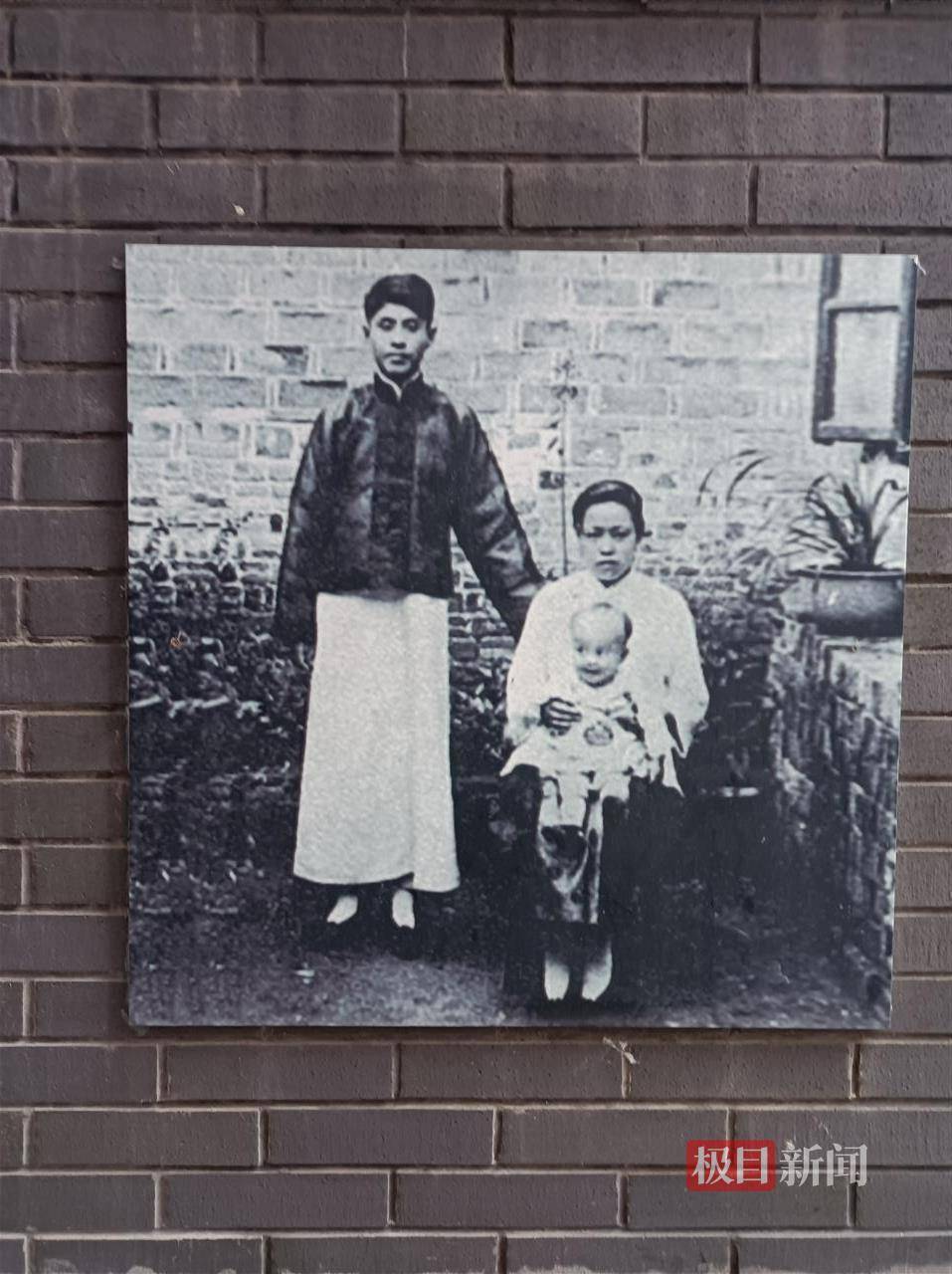 楊振寧逝世<strong></p>
<p>宏鑫機(jī)械設(shè)備有限公司
</strong>，實(shí)探其出生地合肥四古巷：墻上掛著楊先生多幅照片，居民稱為他自豪:宏鑫機(jī)械設(shè)備有限公司
