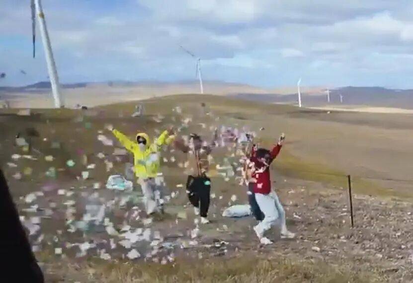 多名男女在呼倫貝爾大草原拋紙片，拍視頻稱“放肆地?fù)]撒”，當(dāng)?shù)亓植菥只貞?yīng):宏鑫機(jī)械設(shè)備有限公司
