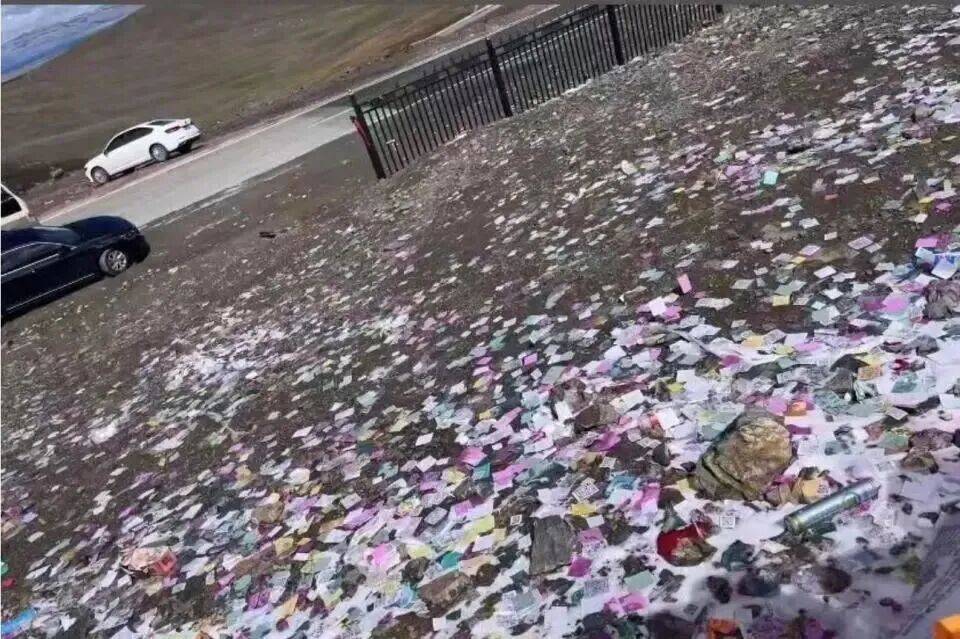 多名男女在呼倫貝爾大草原拋紙片<strong></p>
<p>宏鑫機(jī)械設(shè)備有限公司
</strong>，拍視頻稱“放肆地?fù)]撒”，當(dāng)?shù)亓植菥只貞?yīng):宏鑫機(jī)械設(shè)備有限公司
