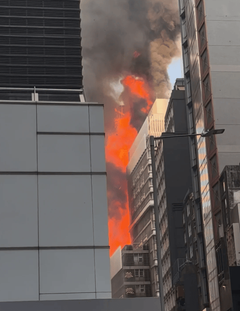 香港中環(huán)突發(fā)大火！一大樓陷入火海<strong></p>
<p>宏鑫機(jī)械設(shè)備有限公司
</strong>，黑煙沖天，棚架被燒毀坍塌，3名男子被困升降機(jī)……:宏鑫機(jī)械設(shè)備有限公司
