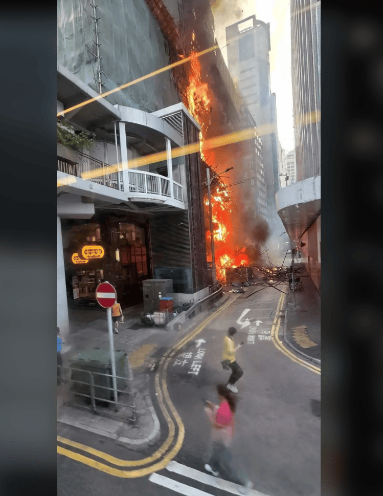 香港中環(huán)突發(fā)大火！一大樓陷入火海<strong></p>
<p>宏鑫機(jī)械設(shè)備有限公司
</strong>，黑煙沖天，棚架被燒毀坍塌，3名男子被困升降機(jī)……:宏鑫機(jī)械設(shè)備有限公司
