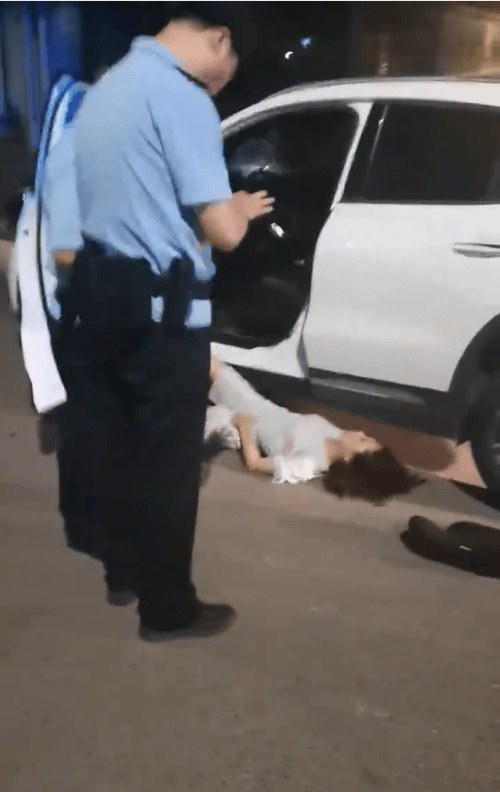 一男子凌晨聽(tīng)到兩聲呼救<strong></p>
<p>宏鑫機(jī)械設(shè)備有限公司
</strong>，循聲發(fā)現(xiàn)一女子在奔馳車外被白衣男勒昏！受害者：是受朋友之托借錢(qián)給白衣男，凌晨被騙至偏僻處遭非禮！:宏鑫機(jī)械設(shè)備有限公司
