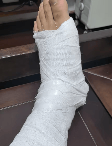 詭異！浙江男子獨(dú)自前往公墓<strong></p>
<p>宏鑫機(jī)械設(shè)備有限公司
</strong>，偷偷塞了一大筆錢！民警順藤摸瓜還搜出了假發(fā)、人臉面具……:宏鑫機(jī)械設(shè)備有限公司
