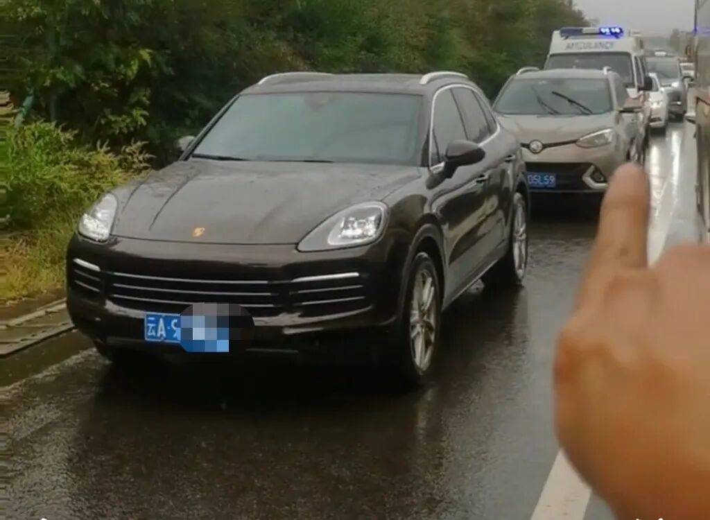 “18輛車占用高速應急車道，致救護車受阻”，處罰來了:宏鑫機械設備有限公司
