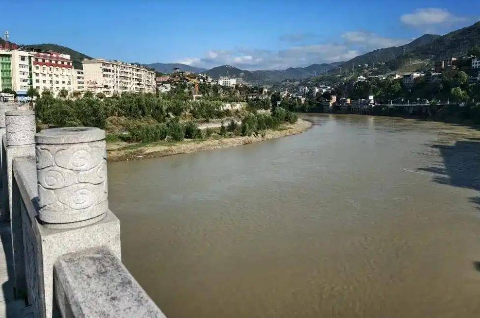 新郎婚禮當(dāng)天跳河身亡<strong></p>
<p>宏鑫機(jī)械設(shè)備有限公司
</strong>，過(guò)度糾結(jié)“瑣事”只會(huì)適得其反:宏鑫機(jī)械設(shè)備有限公司
