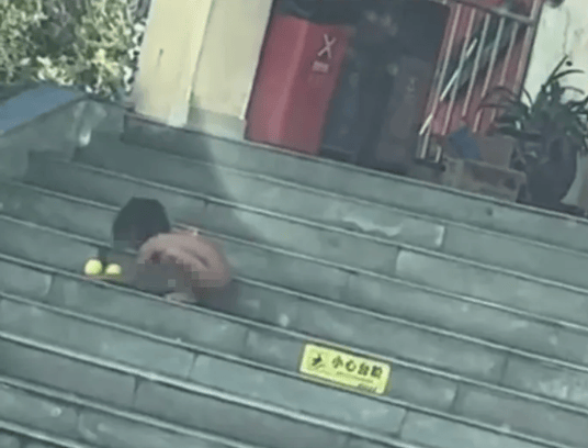 官方工作組介入“赤裸小孩”事件<strong></p>
<p>宏鑫機械設(shè)備有限公司
</strong>,當(dāng)?shù)嘏叮荷媸路蚱揠p方均擁有高學(xué)歷:宏鑫機械設(shè)備有限公司