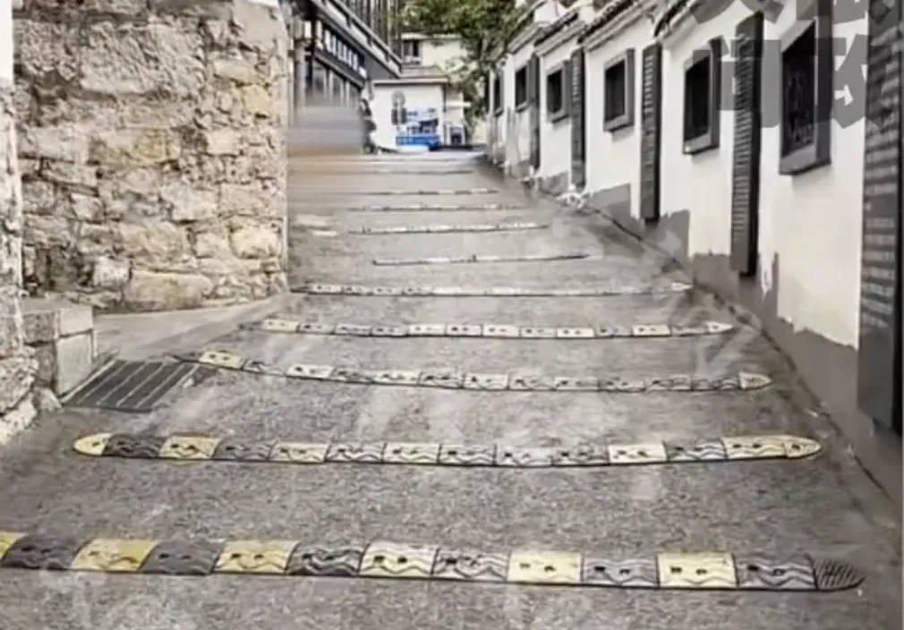 貴州一20米下坡路裝了16條減速帶<strong></p>
<p>宏鑫機械設備有限公司
</strong>，網(wǎng)友吐槽開車像“坐船”，周邊居民：很有必要:宏鑫機械設備有限公司
